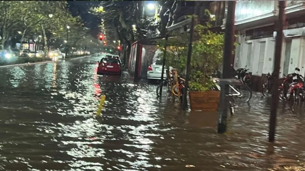 Temporal en Buenos Aires: inundaciones y miles de usuarios sin luz