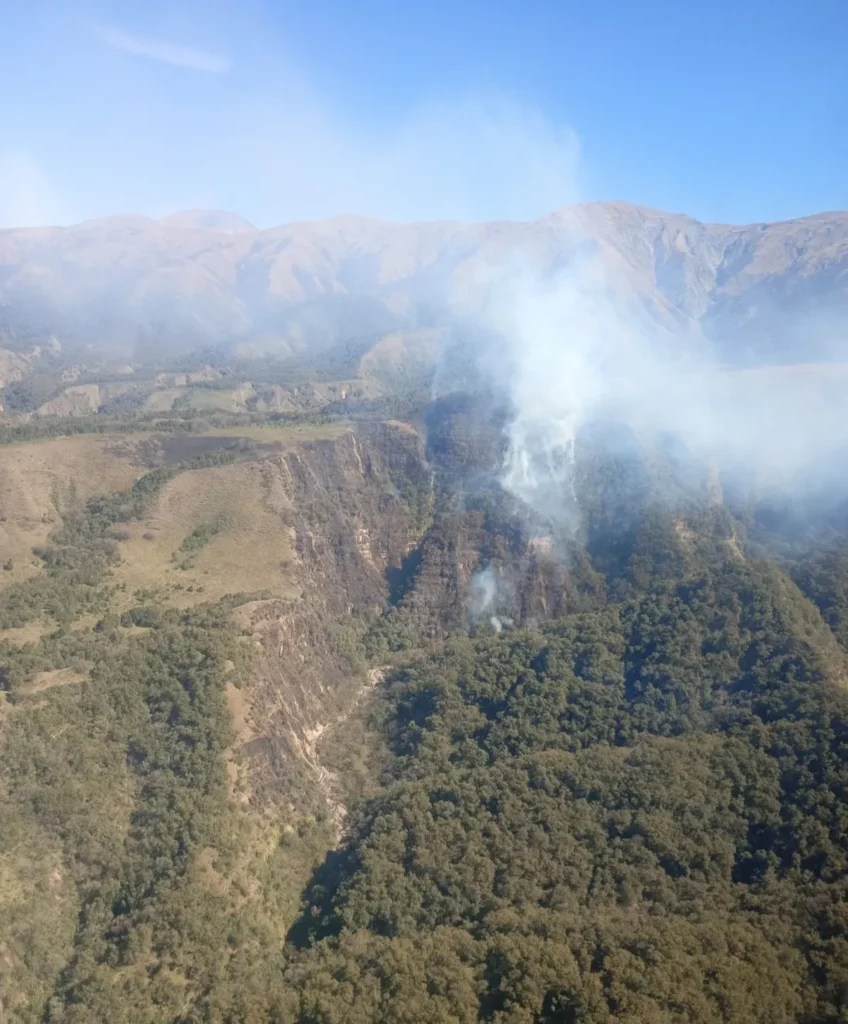 Incendio en Tiraxi Chico: el operativo para contener las llamas sigue activo
