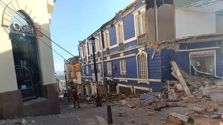 Un fuerte terremoto en Colombia dejó daños y heridos este lunes