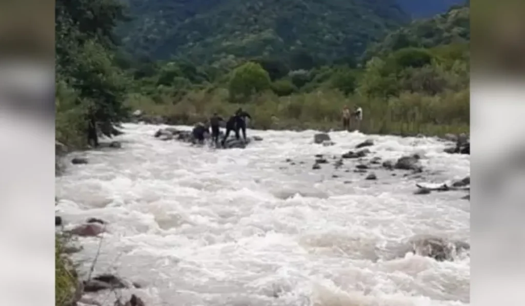 Un pescador fallecido en Aguas Calientes tras un paro cardíaco en el Río Lavayén