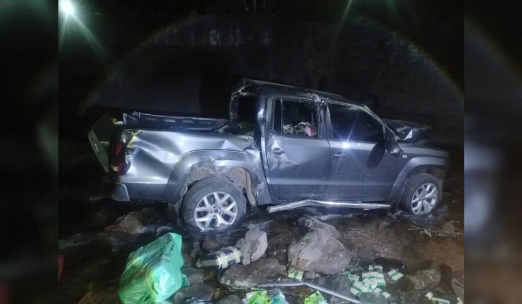 Persecución y vuelco en Los Nogales: secuestran camioneta con hojas de coca