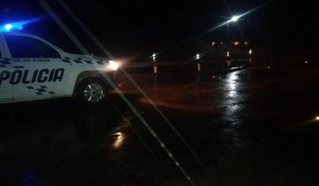 Accidente en Alto Comedero: chocaron contra una obra, volcaron y huyeron a pie