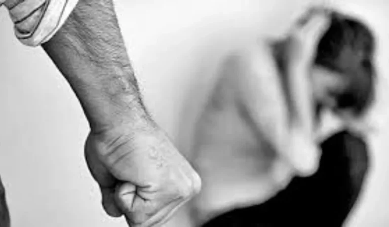 Apuñalamiento en El Acheral: atacó a su pareja y la dejó ensangrentada en el suelo