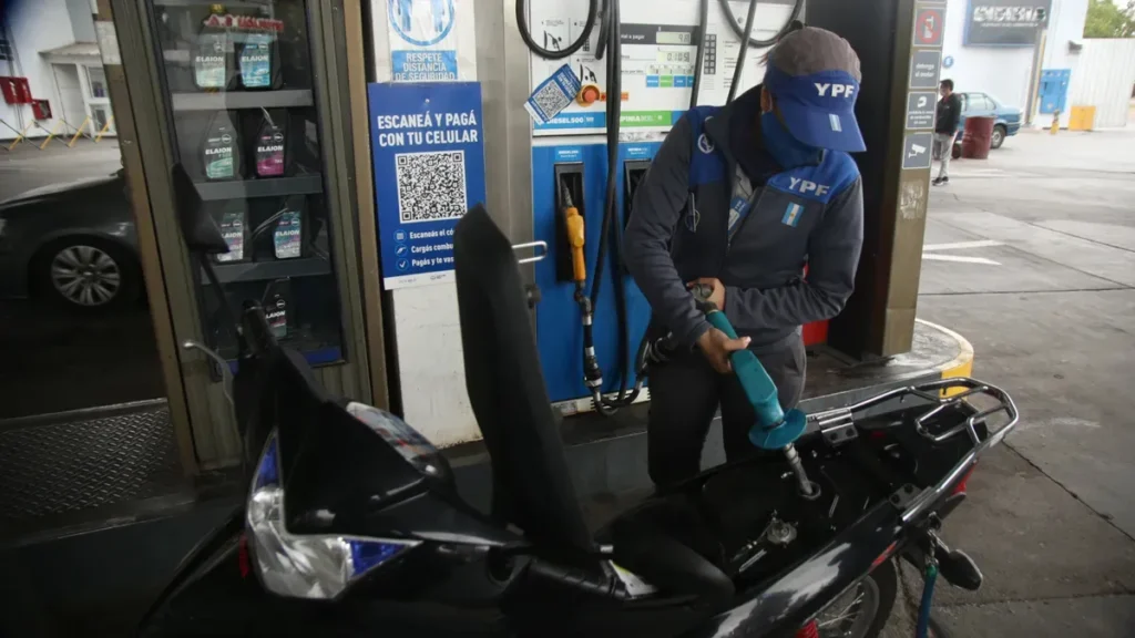 Aumento de YPF: la nafta y el gasoil suben 1% desde este sábado en todo el país