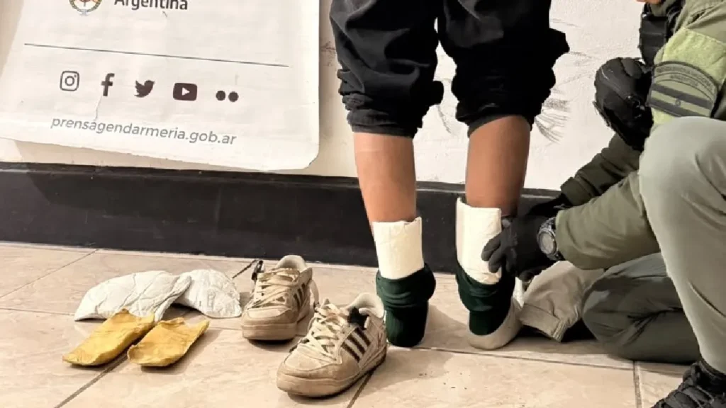 Cuatro pasajeros llevaban casi 11 kilos de cocaína oculta en el cuerpo y el calzado