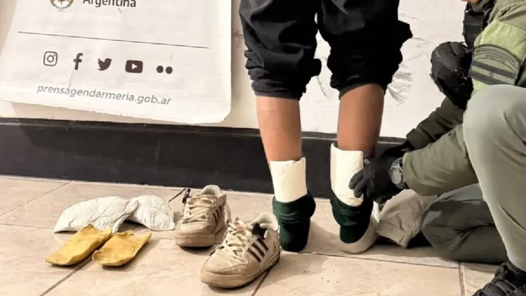 Cuatro pasajeros llevaban casi 11 kilos de cocaína oculta en el cuerpo y el calzado