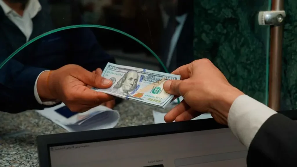 El dólar y las tasas en pesos: suba del mayorista y baja de rendimientos