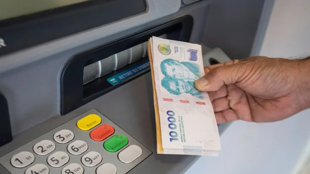 El Gobierno oficializó un salario mínimo escalonado hasta abril de 2027