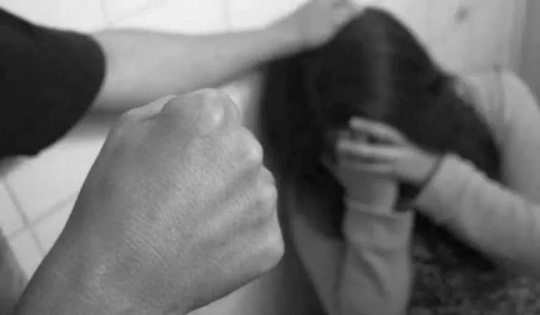 Golpiza en Alto Comedero: agredió a su pareja y le robó 0 mil del kiosco familiar