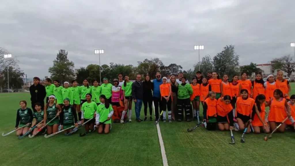 Habilitaron la primera cancha municipal de hockey en el Parque Alberdi