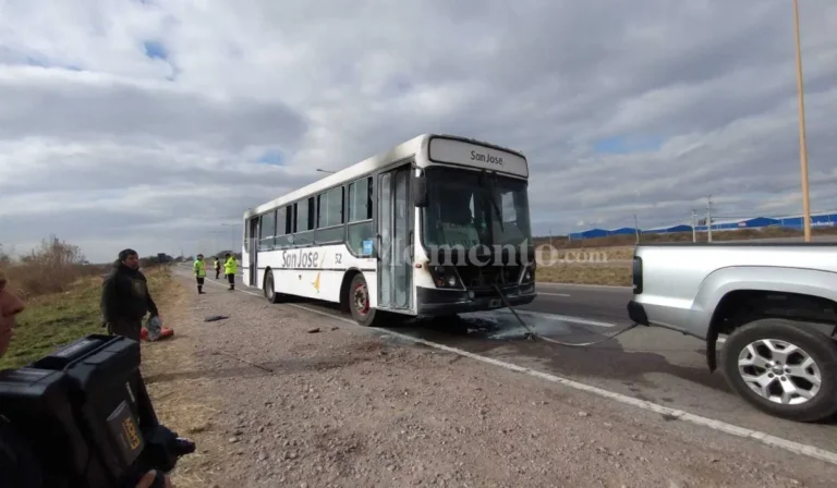 Incendio en la Ruta 66: un colectivo con 15 pasajeros ardió camino a San Salvador