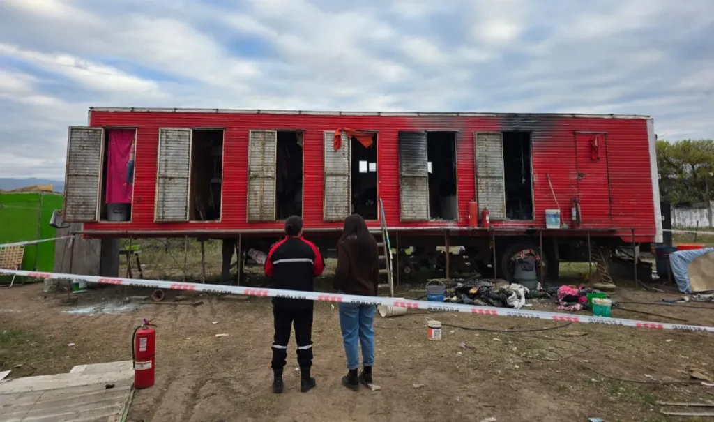 Investigan la muerte de un niño por un incendio en Alto Comedero