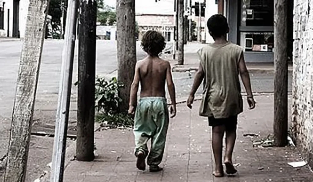 Investigan un presunto maltrato infantil en Perico tras hallar a dos niños en la calle