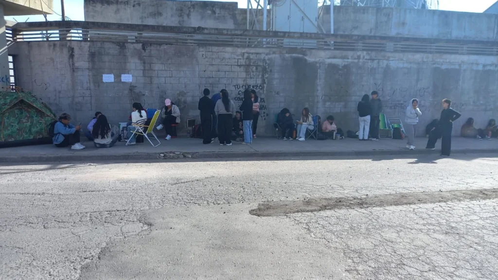 Largas filas en el Estadio 23 de Agosto por la Elección Nacional de los Estudiantes