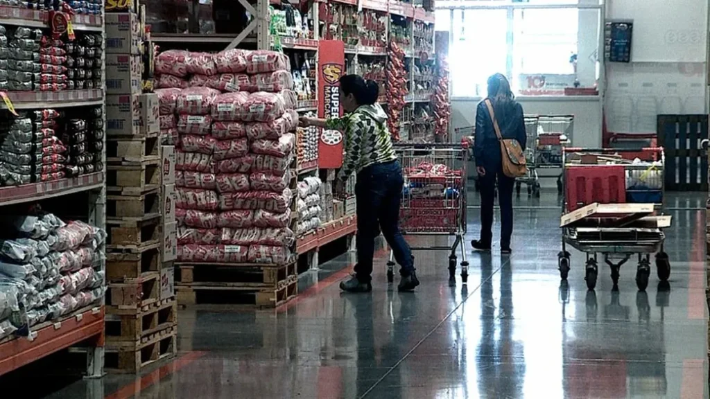 Los precios mayoristas en agosto subieron 2,1% y acumulan 19,9% en el año