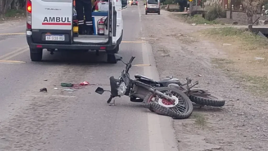 Motociclista grave en Perico tras chocar con una Kangoo en la Ruta 45