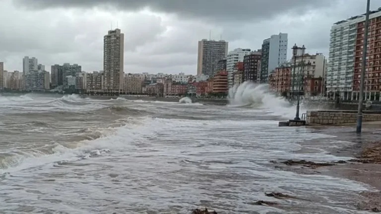 Temporal en la Costa Atlántica: la sudestada dejó destrozos y rige la alerta naranja