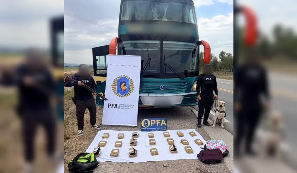 Un perro detector permitió incautar más de 20 kilos de cocaína en un micro en San Pedro