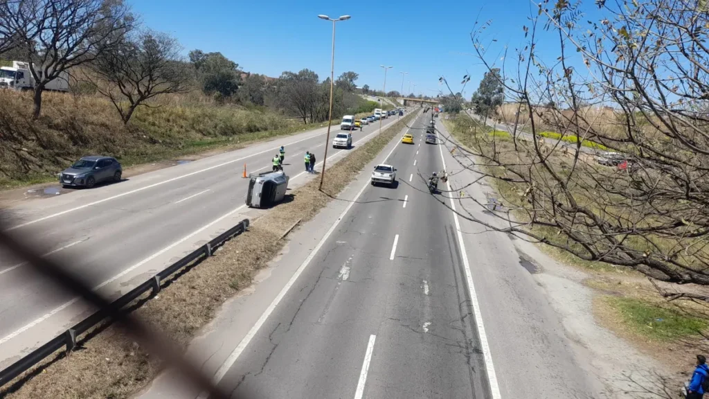Vuelco en Ruta 66: una camioneta terminó de costado en la banquina