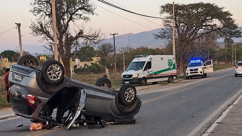 Vuelco en San Pedro: cuatro heridos tras un siniestro cerca del cementerio de La Esperanza