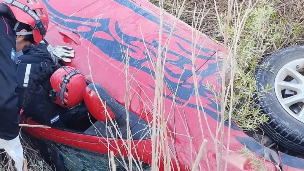Vuelco en Tilcara: un auto cayó a un canal sobre la ruta 9