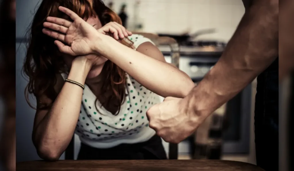 Agresión en San Pedro: su ex pareja la golpeó cuando llamaba al 911