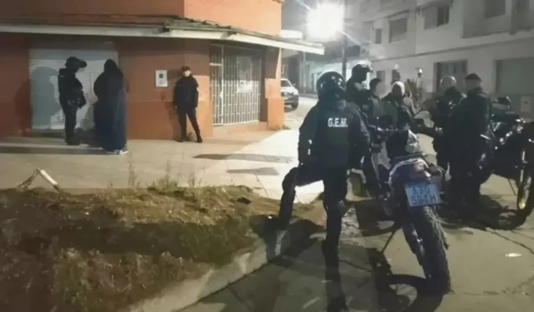 Asalto en Almirante Brown: lo atacaron a puñaladas por su moto y se defendió con un aire comprimido