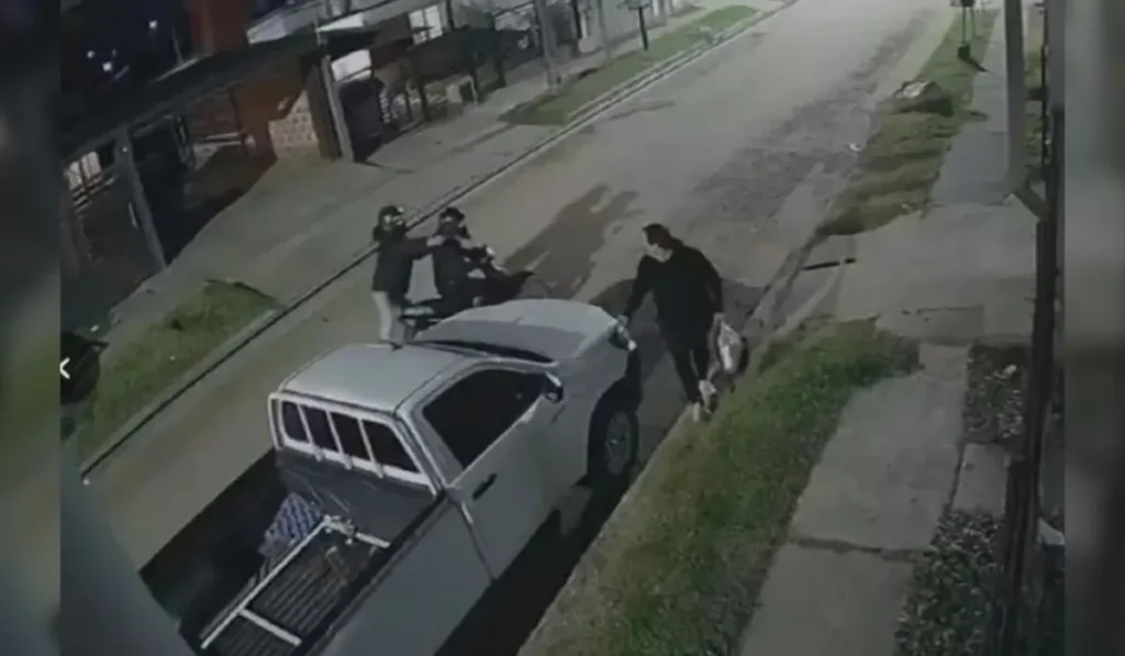 Asalto en San Pedrito: motochorros golpearon a una joven para robarle el celular