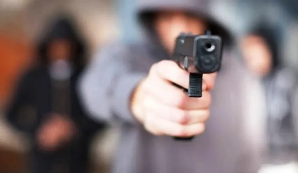 Ataque armado en San Pedro: dos sujetos entraron a una casa y golpearon a tres hermanos