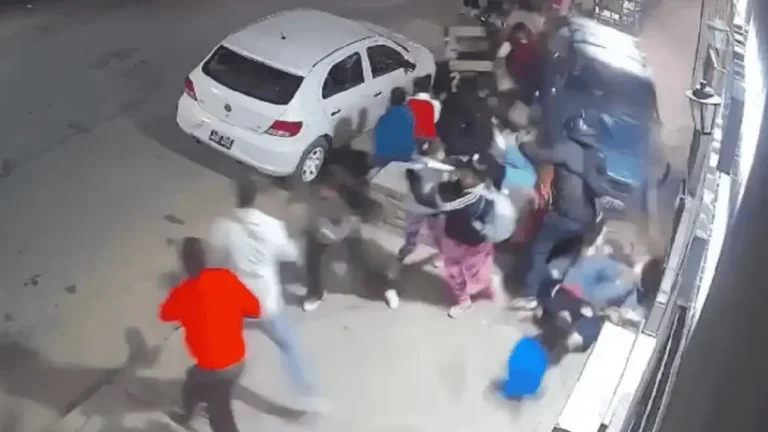 Atropello en Cerrillos: un auto embistió a 13 personas frente a una escribanía