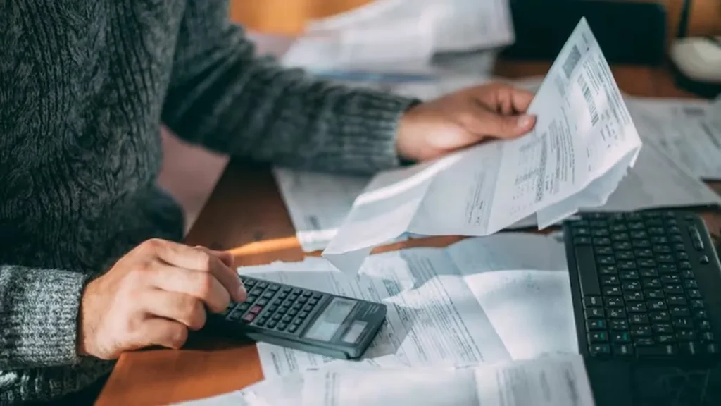 Aumentos en octubre: prepagas, alquileres, gas, casas particulares y colectivos