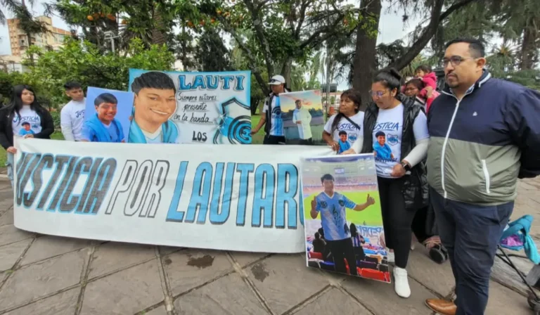 Caso Lautaro Flores: prorrogan la domiciliaria a la imputada y su familia vuelve a marchar