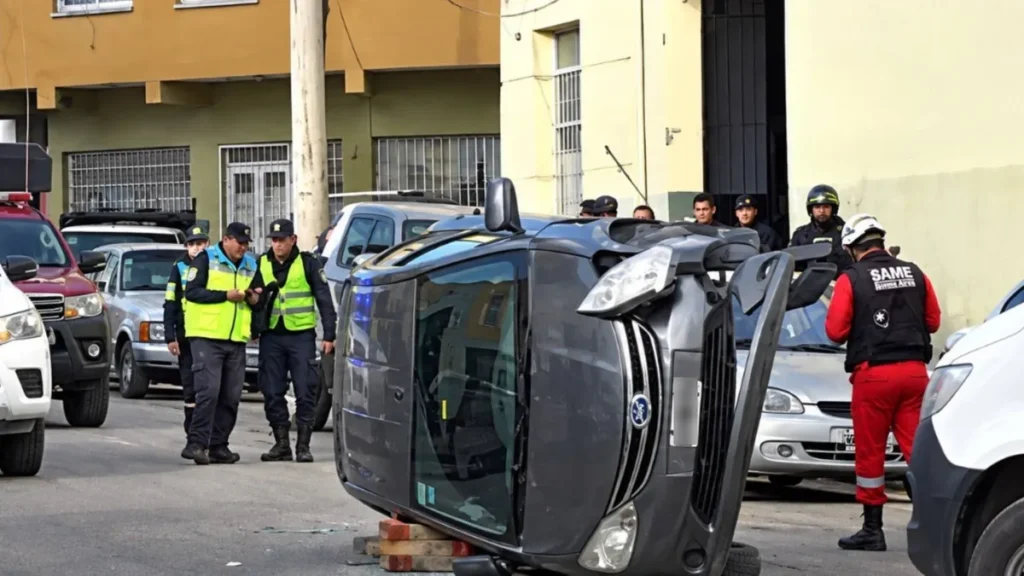 Choque y vuelco en Coronel Arias: el conductor quedó atrapado y lo rescataron los Bomberos
