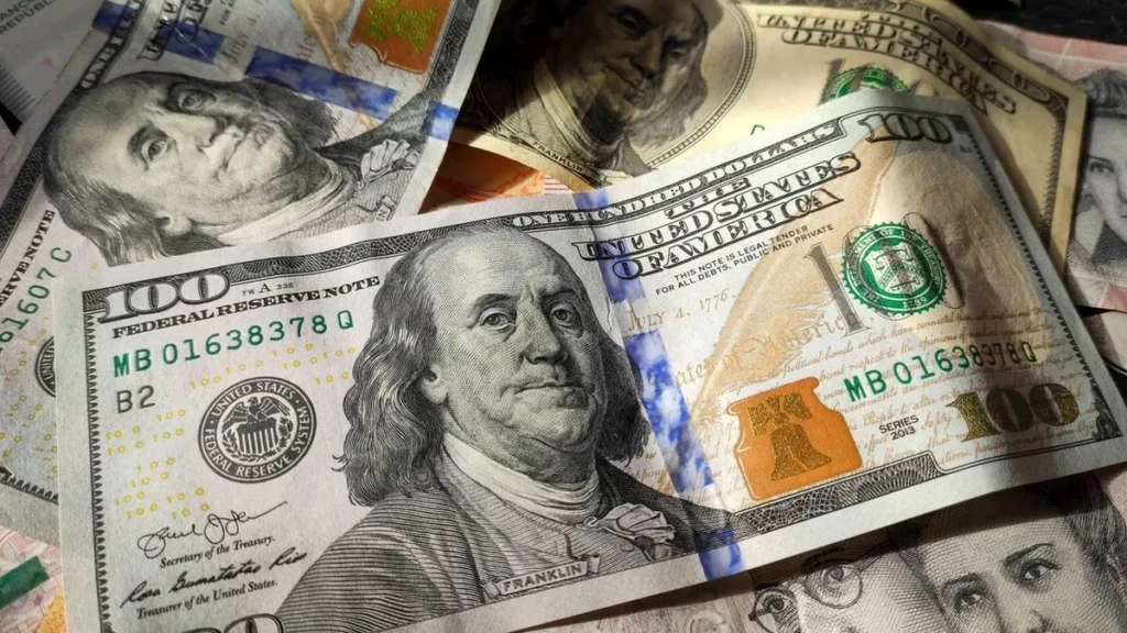 El dólar mayorista subió ,5 en el arranque de octubre y recuperó lo perdido