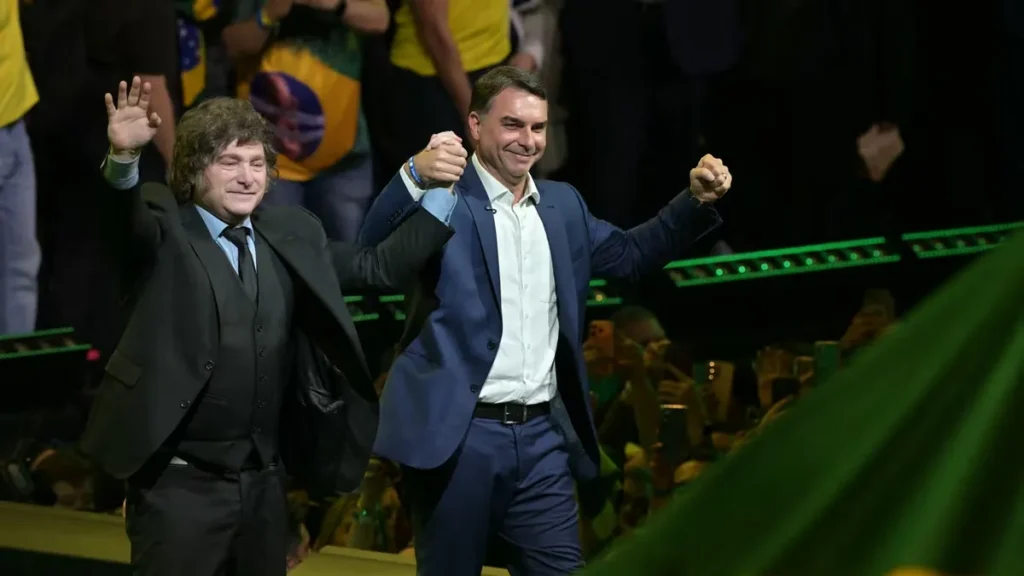 El Gobierno negó un pedido de asilo de Flávio Bolsonaro y Migraciones descarta su ingreso