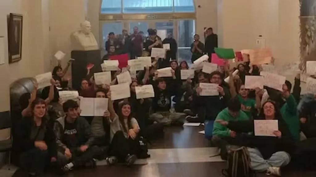 Estudiantes universitarios tomaron la Secretaría de Educación por la Ley de Financiamiento