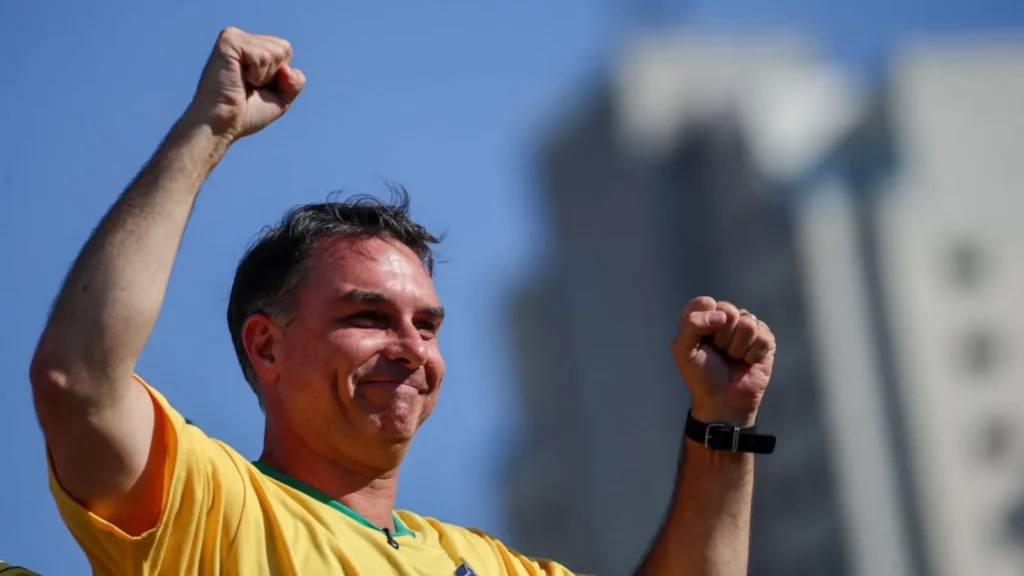 Flávio Bolsonaro superó a Lula y el balotaje en Brasil se define el 25 de octubre