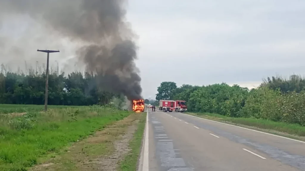 Incendio de colectivo en Libertador: 45 pasajeros evacuados sin heridos