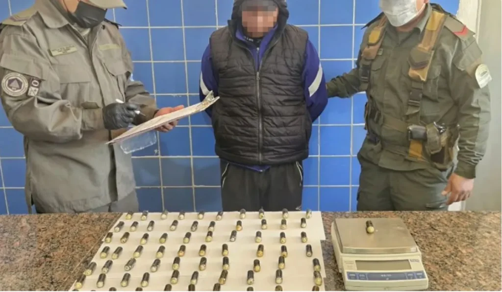 Internado de urgencia en La Quiaca por llevar 83 cápsulas de cocaína en el cuerpo
