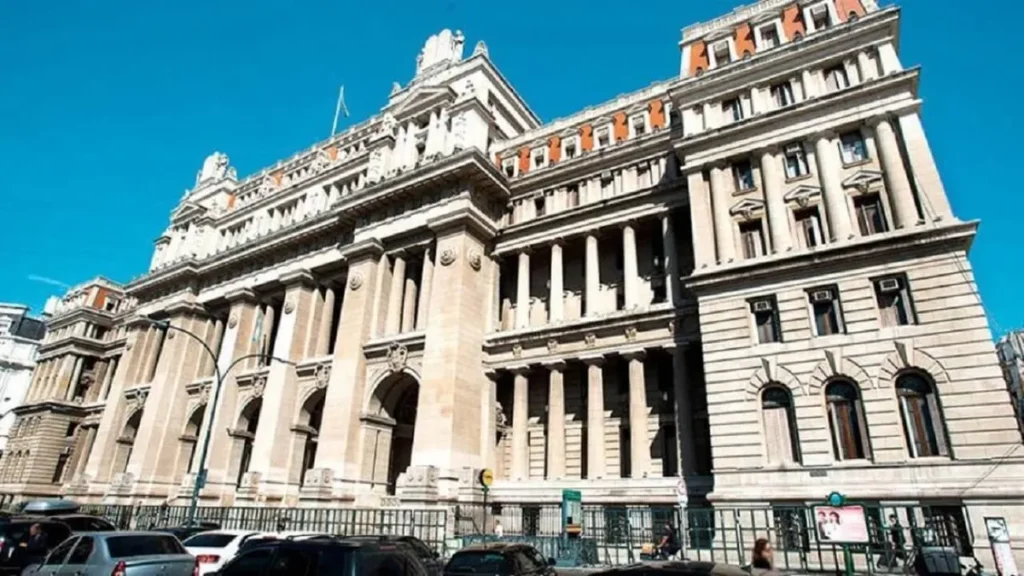 La Corte Suprema suspendió el DNU de Milei y vuelven las restricciones de la Ley de Tierras