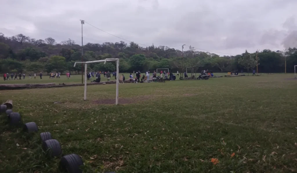 Muerte en La Mendieta: un hombre de 70 años se descompensó en una cancha y falleció