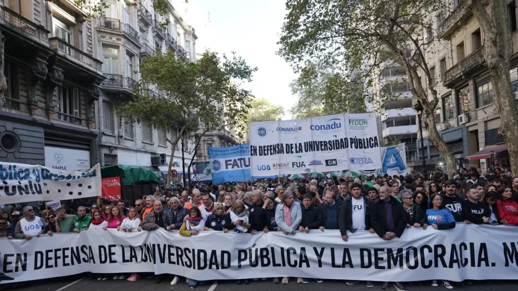 Multan a Santilli por incumplir la cautelar de financiamiento universitario