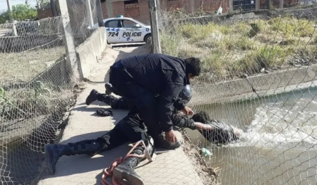 Rescate en Perico: policías del GOM salvaron a un hombre del Canal de la Muerte