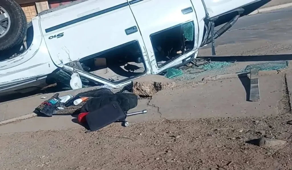 Vuelco en Humahuaca: investigan por qué una camioneta terminó sobre su techo en el acceso sur